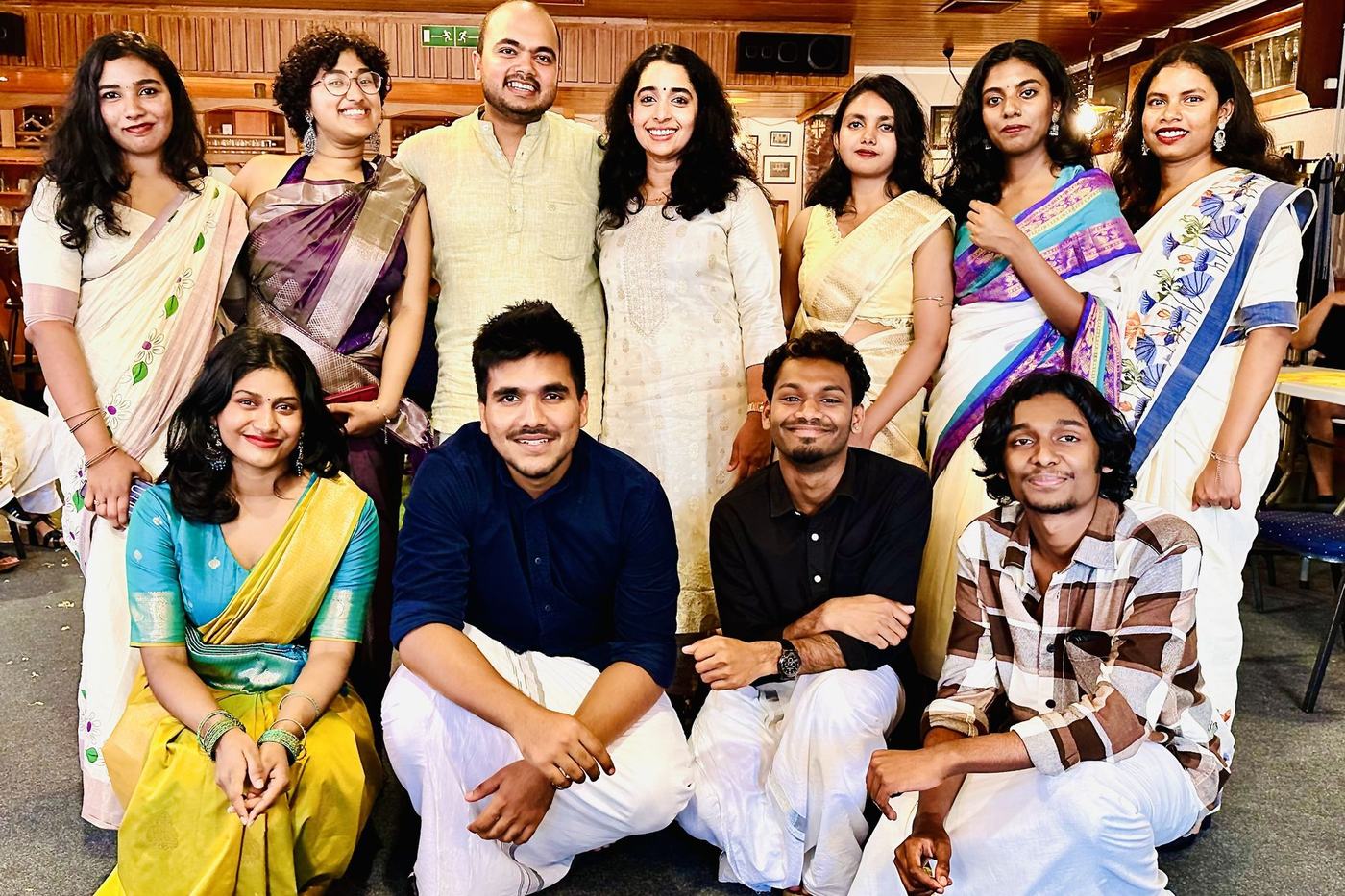 Gruppe in festlicher Kleidung beim Onam-Fest in Deutschland